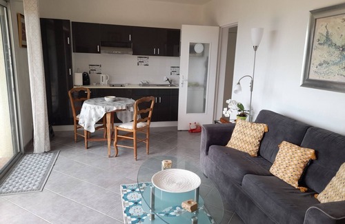 Saint-Vallier-de-Thiey Apartamento | A 36 sq. m self contained apartment with a magnificent view to the Mediterranean