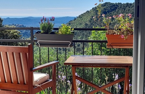 Saint-Vallier-de-Thiey Apartamento | A 36 sq. m self contained apartment with a magnificent view to the Mediterranean