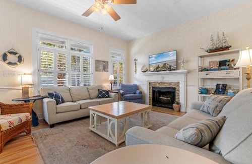 Litchfield by the Sea Casa | A 4 Bedroom House in Gated Litchfield By the Sea