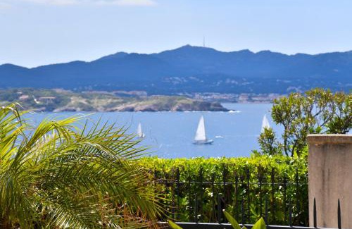 Sanary-sur-Mer Apartamento | A 5 min à pied de la plage et 10 min du port, T2 vue mer avec vaste terrasse et parking privé - prestations haut de gamme