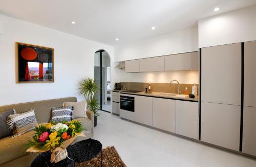 Sanary-sur-Mer Apartamento | A 5 min à pied de la plage et 10 min du port, T2 vue mer avec vaste terrasse et parking privé - prestations haut de gamme