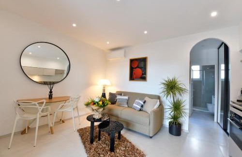 Sanary-sur-Mer Apartamento | A 5 min à pied de la plage et 10 min du port, T2 vue mer avec vaste terrasse et parking privé - prestations haut de gamme