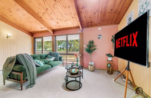 Kurrajong Casa | A 6-bedroom home that accommodates 16 people, featuring a home cinema and air conditioning