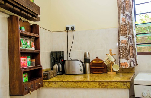 Galu Cabaña | A 8-10min walk to the beach cottage with a private pool, free wifi.