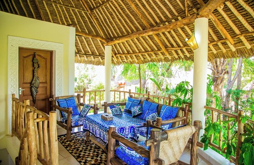 Galu Cabaña | A 8-10min walk to the beach cottage with a private pool, free wifi.