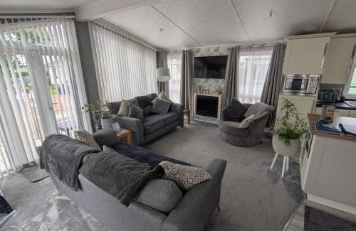 Welton Otro | A and C Lodge Plot 21 2 double bedrooms PLOT 21 With HOT TUB 1 pet only No Commercial Vans 4pm check in