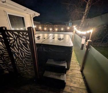 Welton Otro | A and C Lodge Plot 21 2 double bedrooms PLOT 21 With HOT TUB 1 pet only No Commercial Vans 4pm check in
