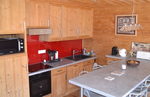 Huez-en-Oisans Apartamento | A balcony overlooking the Alps