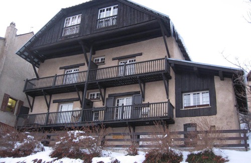 Huez-en-Oisans Apartamento | A balcony overlooking the Alps