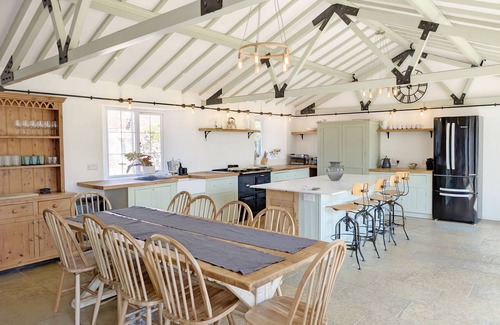 Westbourne Cabaña | A barn conversion that sleeps 12 guests in 6 bedrooms