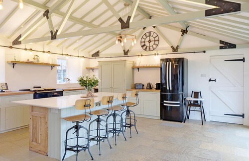 Westbourne Cabaña | A barn conversion that sleeps 12 guests in 6 bedrooms