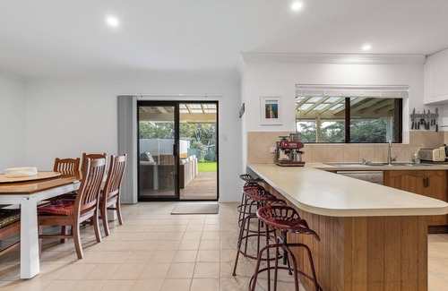 Narrawallee Casa | A beach entertainer, 2 min walk from the ocean. Pet friendly