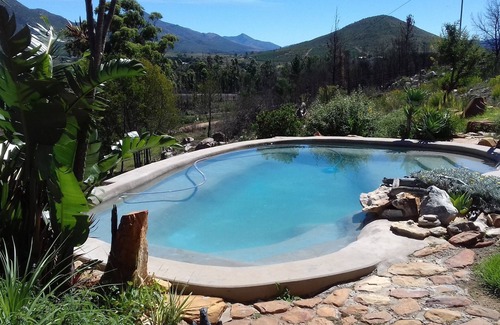 Joubertina Casa | Una hermosa propiedad de estilo de vida, con una piscina natural con vistas al valle. .