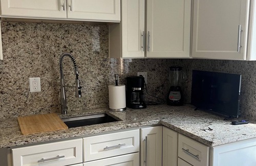 Survey Creek Apartamento | A beautiful 1-bed/1 bath with AC and WiFi in a nice neighbor in Coconut Creek.