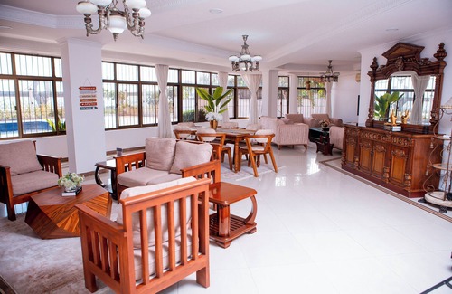 Upanga West Apartamento | A beautiful apartment with an ocean and pool views