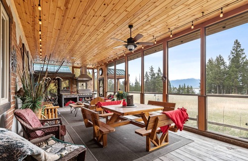 Rexford Casa | A Beautiful Log Cabin in West Kootenai