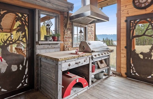 Rexford Casa | A Beautiful Log Cabin in West Kootenai