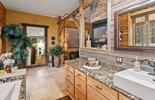 Rexford Casa | A Beautiful Log Cabin in West Kootenai