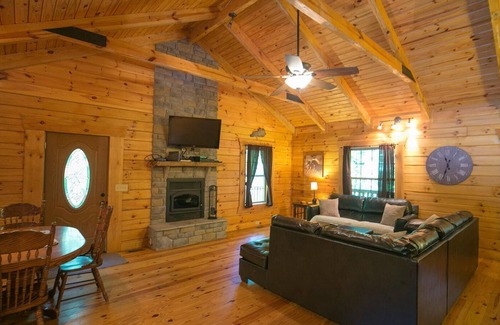 Stanton Cabina | ¡Una hermosa cabaña de troncos en un paraíso forestal privado de 400 acres!