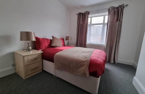 Reading Casa | A Beautiful Premium 4-Bedroom House With Parking (Reading West)