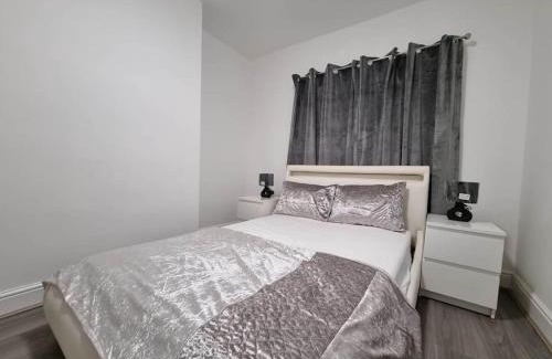 Reading Casa | A Beautiful Premium 4-Bedroom House With Parking (Reading West)