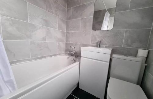 Reading Casa | A Beautiful Premium 4-Bedroom House With Parking (Reading West)