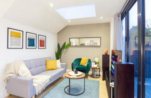 Hale Apartamento | A beautiful Two Bedroom Flat with Garden & Parking