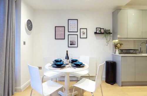 Hale Apartamento | A beautiful Two Bedroom Flat with Garden & Parking