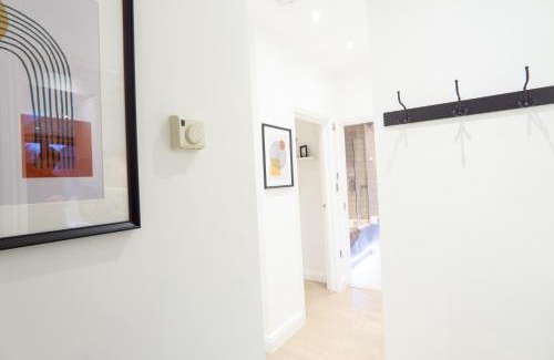 Hale Apartamento | A beautiful Two Bedroom Flat with Garden & Parking