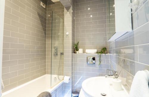 Hale Apartamento | A beautiful Two Bedroom Flat with Garden & Parking