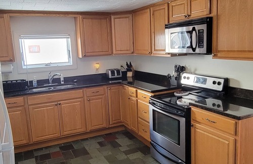 Dedham Casa | A beautiful two Bedroom house located on Green Lake in Maine.