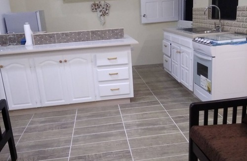St. George's Apartamento | Un hermoso y bien amueblado apartamento independiente de 2 dormitorios y 1 baño.
