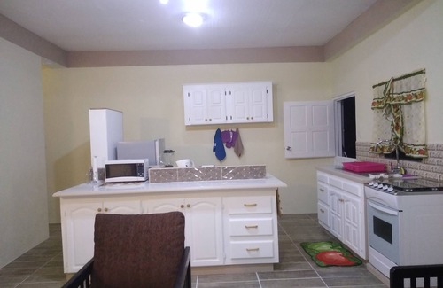 St. George's Apartamento | Un hermoso y bien amueblado apartamento independiente de 2 dormitorios y 1 baño.