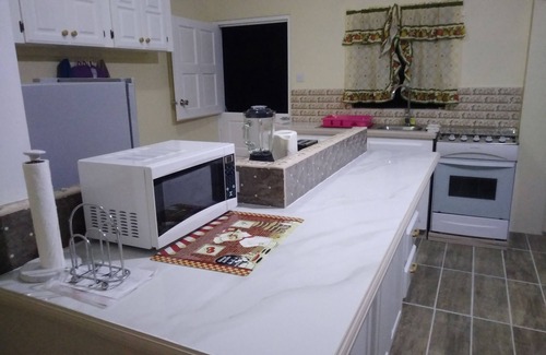 St. George's Apartamento | Un hermoso y bien amueblado apartamento independiente de 2 dormitorios y 1 baño.