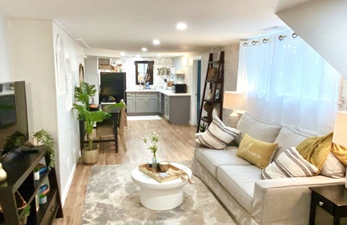 Albany Casa | A beautifully renovated 2 bedroom apartment with spacious King Beds