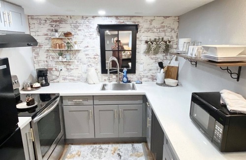 Albany Casa | A beautifully renovated 2 bedroom apartment with spacious King Beds