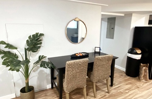 Albany Casa | A beautifully renovated 2 bedroom apartment with spacious King Beds
