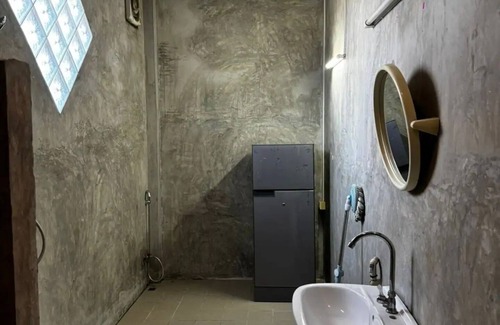 Luang Prabang Apartamento | A bedroom in a local area!