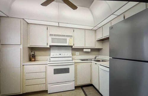 Bel Air Apartamento | A block from the beach! 2-bedroom condo in quiet Lauderdale by the Sea