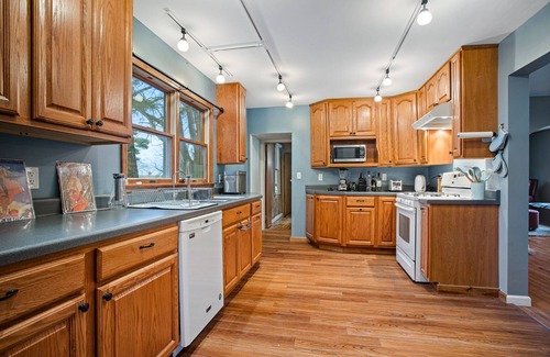 Kent Casa | A Breath of fresh Country Air with hot tub.
