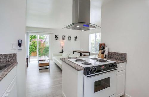 Village of La Jolla Casa | A-C 3 Blocks to Ocean Downtown La Jolla Remodel