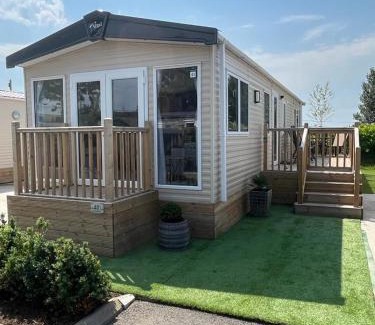 Welton Otro | A & C Lodge plot 41 - HOT TUB - 1 double bedroom- 1 twin room 2 bathrooms 4 pm check in NO COMMERCIAL VANS - PLOT 41 Check in 4 pm 41 pet friendly
