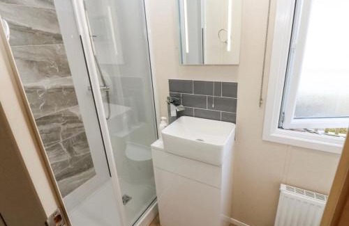 Welton Otro | A & C Lodge plot 41 - HOT TUB - 1 double bedroom- 1 twin room 2 bathrooms 4 pm check in NO COMMERCIAL VANS - PLOT 41 Check in 4 pm 41 pet friendly