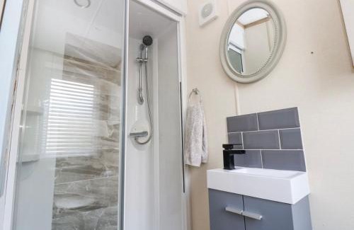 Welton Otro | A & C Lodge plot 41 - HOT TUB - 1 double bedroom- 1 twin room 2 bathrooms 4 pm check in NO COMMERCIAL VANS - PLOT 41 Check in 4 pm 41 pet friendly