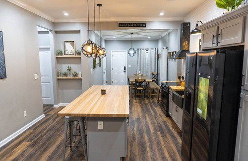 Chosewood Park Casa | A CABIN IN THE CITY~5 STAR LUSH BACKYARD