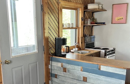 Shirley Mills Cabina | A cabin in the woods like no other!