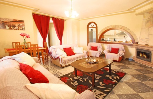 Comares Villa | Un refugio cautivador con piscina para unas vacaciones en grupo excepcionales.