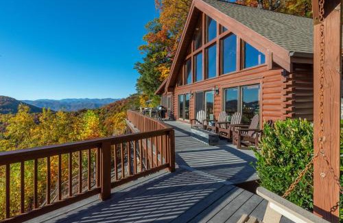 Old Fort Casa | A Celestial Chalet Pets, Hot Tub & Mountain View