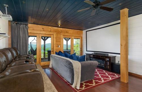 Old Fort Casa | A Celestial Chalet Pets, Hot Tub & Mountain View