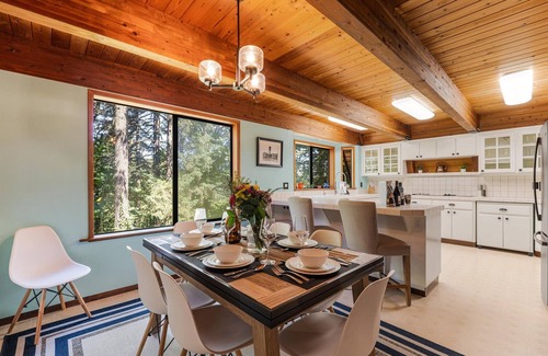 Dundee Cabina | A chalet-style cabin set atop the Red Hills of Dundee in The Willamette Valley